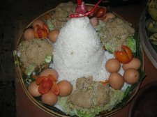 Nasi-dan-lauk-pauk-untuk-selamatan-masyarakat-Jawa